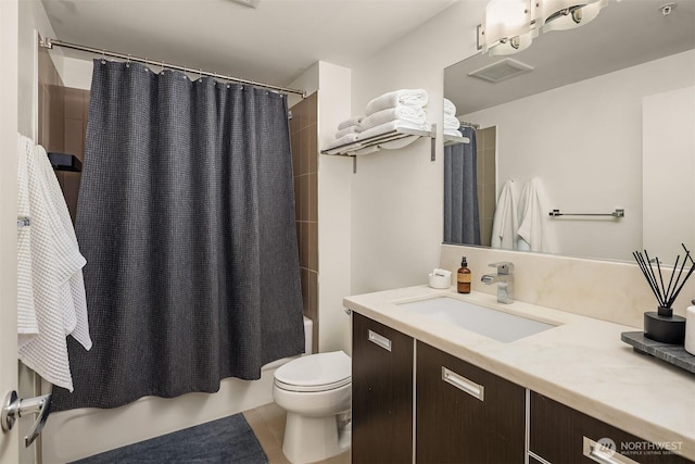 2911 2nd Ave Unit 411, Seattle, WA 98121 - bathroom with toilet, vanity, and shower / tub combo with curtain