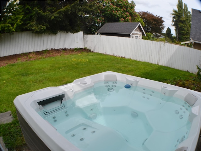 view of yard featuring a hot tub