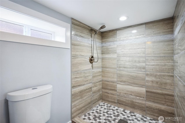 9348 54th Ave S, Seattle, WA 98118 - bathroom featuring a tile shower, toilet, and recessed lighting