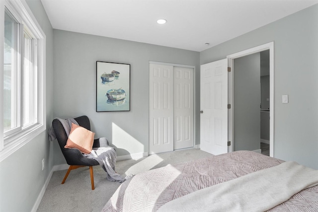bedroom featuring light carpet, baseboards, a closet, and recessed lighting