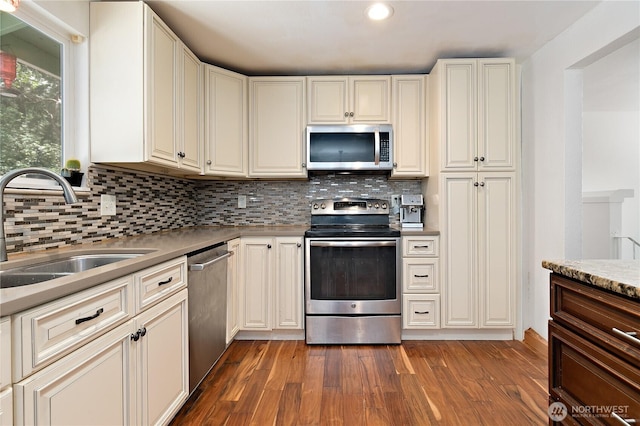 4909 95th Ave W, University Place, WA 98467 - kitchen with stainless steel appliances, a sink, tasteful backsplash, wood finished floors, and recessed lighting