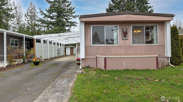 2101 S 324th St Unit 9, Federal Way, WA 98003 - view of front of property featuring driveway, a front lawn, and an outdoor structure