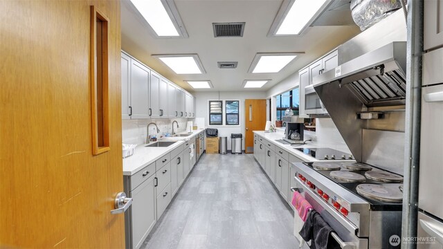 2101 S 324th St Unit 9, Federal Way, WA 98003 - kitchen with stainless steel appliances, a sink, light countertops, and light wood finished floors
