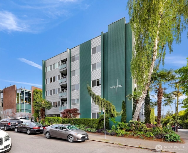 view of apartment building / complex