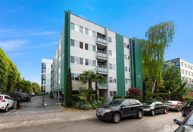 view of apartment building / complex