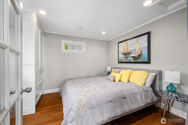 bedroom featuring wood finished floors, crown molding, baseboards, and recessed lighting