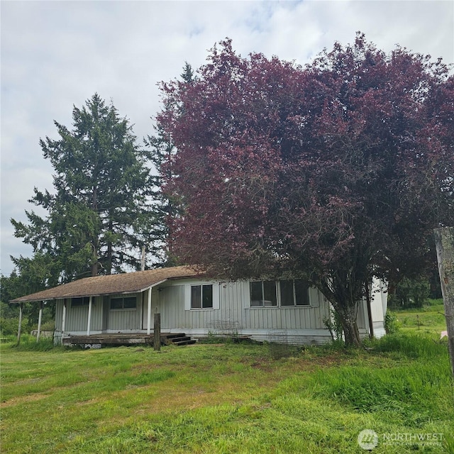 view of front facade with a front yard