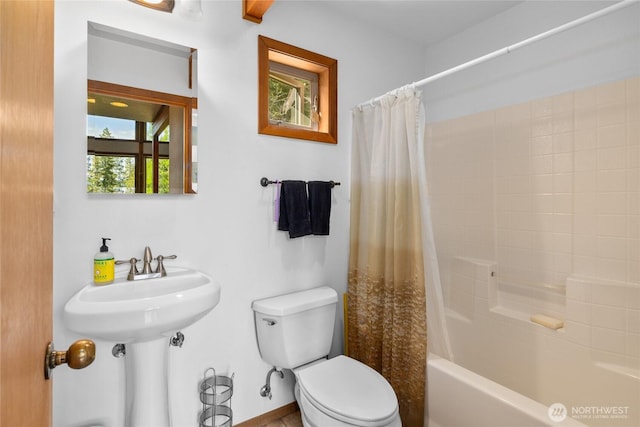6166 Westside Rd, Cle Elum, WA 98922 - full bath featuring toilet and shower / tub combo with curtain