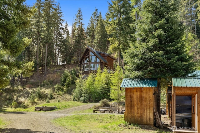 6166 Westside Rd, Cle Elum, WA 98922 - view of yard featuring an outdoor structure and a view of trees