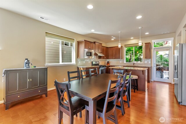 9831 NE 138th Pl, Kirkland, WA 98034 - dining area with recessed lighting and light wood-style flooring