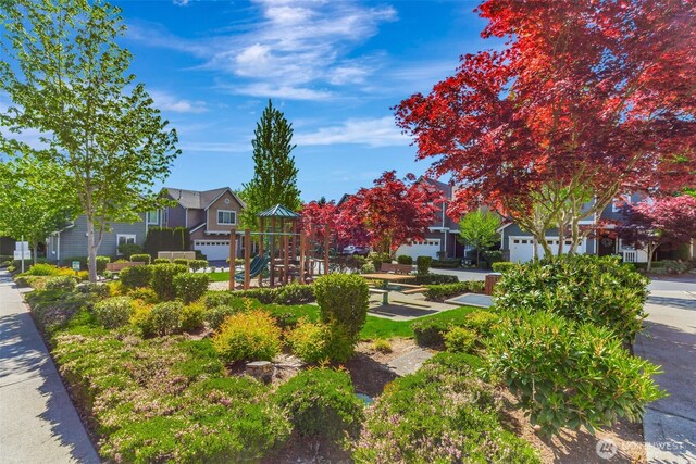 9831 NE 138th Pl, Kirkland, WA 98034 - surrounding community with a residential view