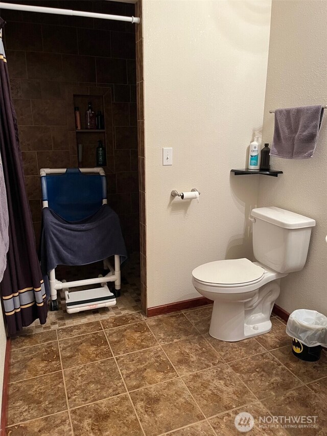 137 La Due Cemetery Rd, Onalaska, WA 98570 - bathroom featuring toilet, baseboards, and a shower with curtain