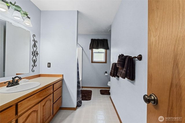 995 S Miner St, Colville, WA 99114 - full bath featuring toilet, vanity, baseboards, and a shower with curtain