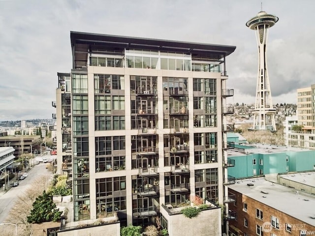 view of apartment building / complex with a view of city