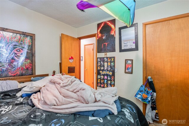 1016 Oak, Kelso, WA 98626 - bedroom with a textured ceiling