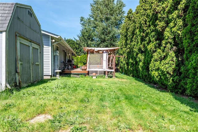 1016 Oak, Kelso, WA 98626 - view of grassy yard featuring a deck