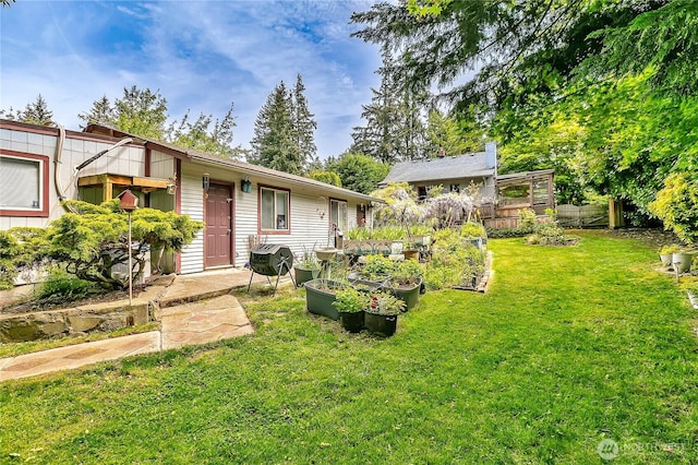 view of yard featuring a garden