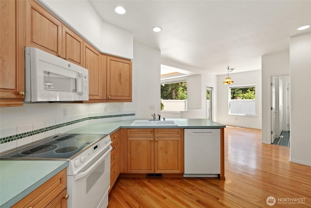 5007 70th Avenue Ct W Unit 7A, University Place, WA 98467 - kitchen with white appliances, a sink, light wood-style flooring, a peninsula, and recessed lighting