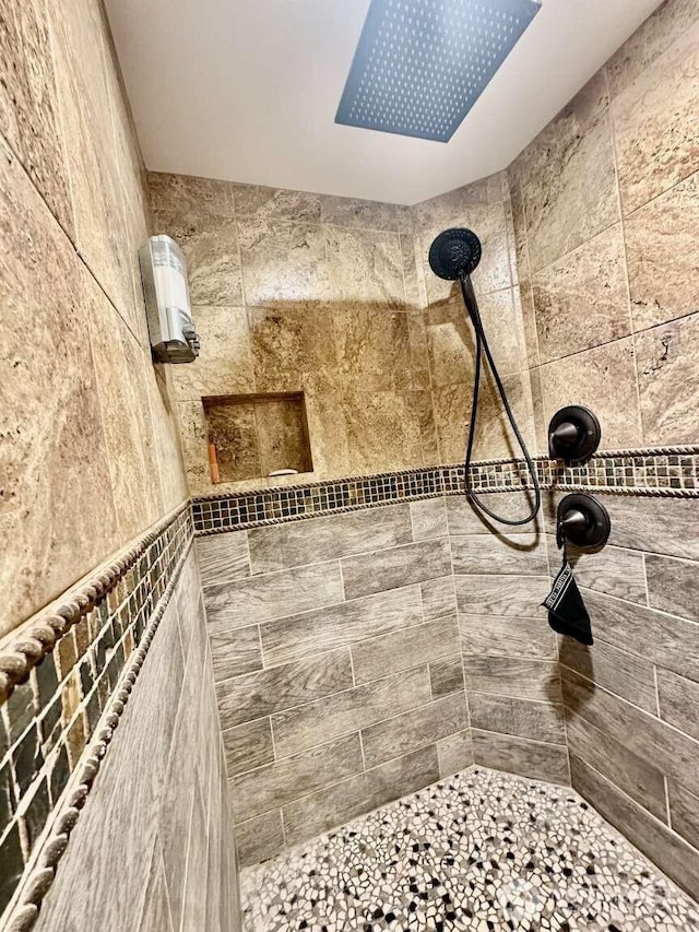 full bath with tiled shower
