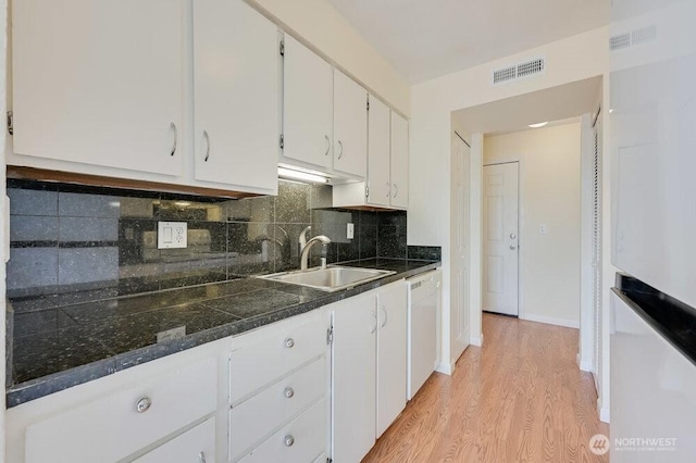 12525 NE 145th Pl Unit F105, Kirkland, WA 98034 - kitchen featuring a sink, dishwasher, white cabinetry, dark countertops, and light wood-type flooring