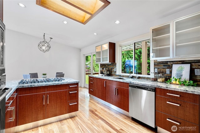 16915 SE 39th St, Bellevue, WA 98008 - kitchen featuring stainless steel appliances, a sink, tasteful backsplash, light wood-type flooring, and recessed lighting