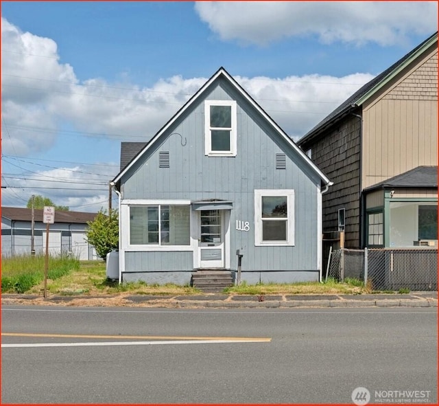 1118 W Wishkah St, Aberdeen, WA 98520 - bungalow featuring fence