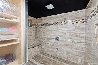 1118 W Wishkah St, Aberdeen, WA 98520 - full bathroom with a tile shower