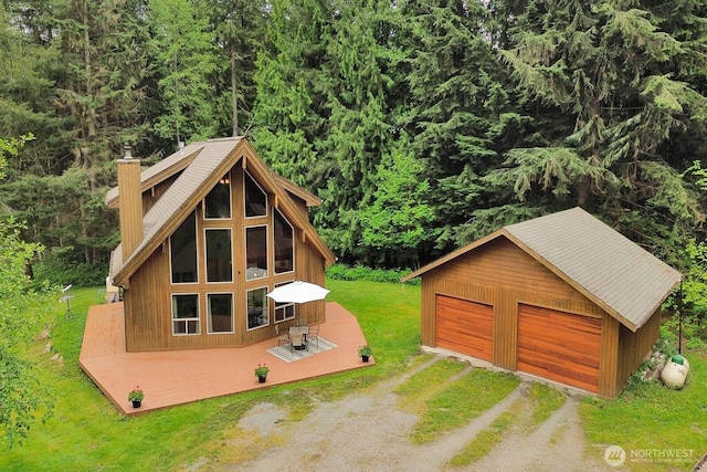view of outdoor structure featuring dirt driveway, an outdoor structure, and a forest view