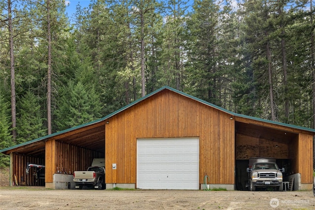 1101 Emerick Rd, Cle Elum, WA 98922 - garage featuring a detached garage and a forest view