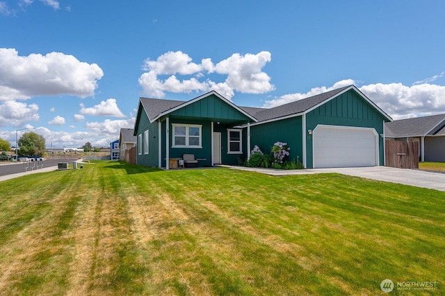 725 Penrose St, Moses Lake, WA 98837 - ranch-style house with board and batten siding, an attached garage, driveway, and a front yard