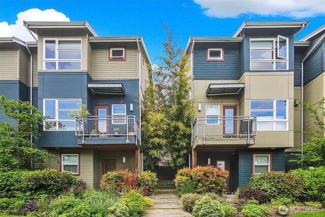 view of apartment building / complex