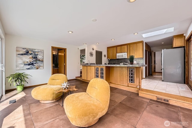2545 NE 204th St, Shoreline, WA 98155 - living area featuring a skylight, light tile patterned flooring, baseboards, and recessed lighting