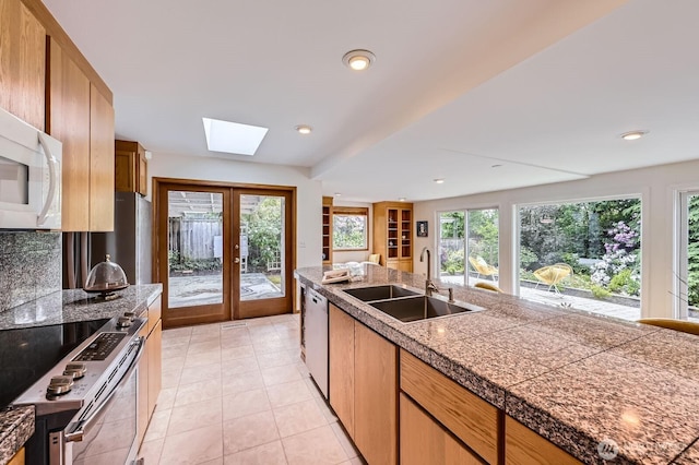 2545 NE 204th St, Shoreline, WA 98155 - kitchen featuring a sink, stainless steel appliances, tile counters, healthy amount of natural light, and recessed lighting