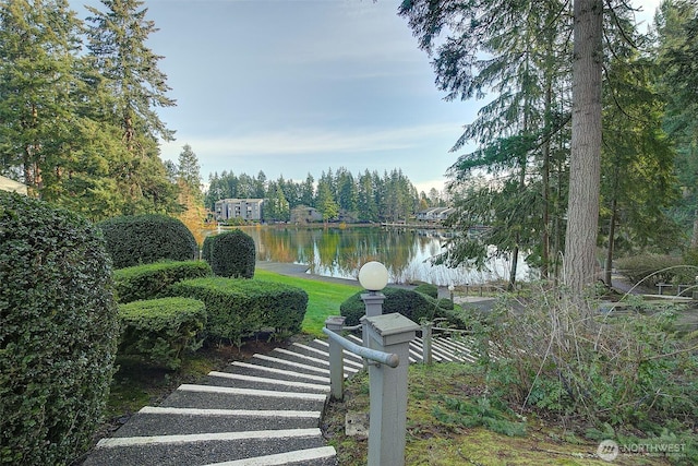 view of yard featuring a water view
