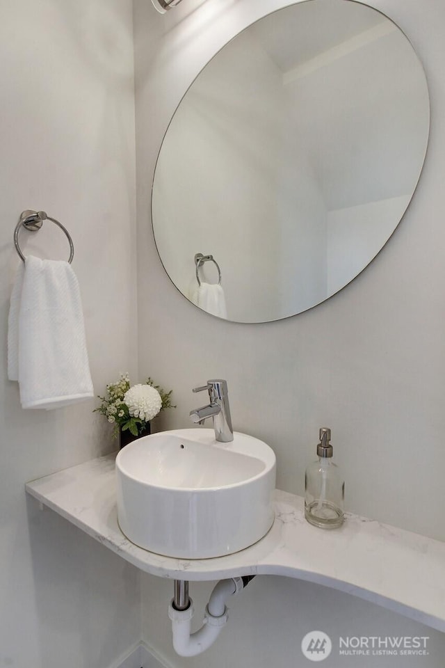 bathroom featuring a sink