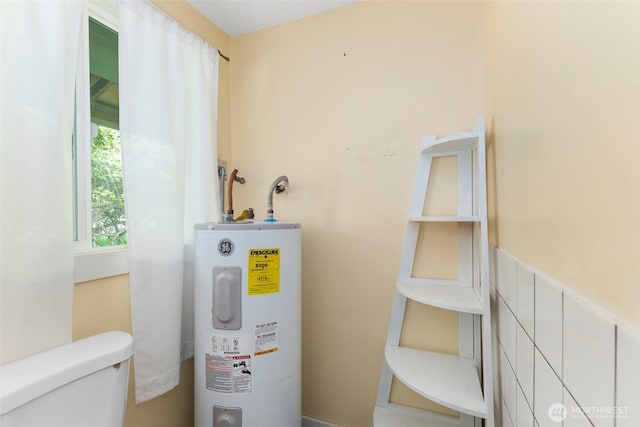 660 Schwartz Rd, Nordland, WA 98358 - utility room featuring water heater