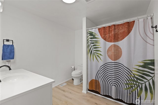 9320 96th St NE, Arlington, WA 98223 - bathroom featuring wood finished floors, toilet, vanity, and curtained shower