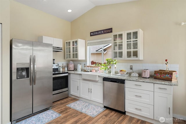 61 Patriot Way, Sequim, WA 98382 - kitchen with stainless steel appliances, a sink, white cabinets, dark wood-style floors, and high vaulted ceiling