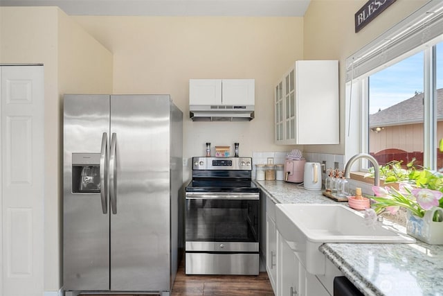 61 Patriot Way, Sequim, WA 98382 - kitchen featuring appliances with stainless steel finishes, white cabinetry, under cabinet range hood, a sink, and dark wood finished floors