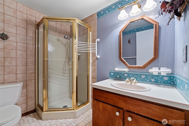 5207 NW Painted Hills Rd, Ephrata, WA 98823 - full bath with a shower stall, vanity, toilet, and wallpapered walls