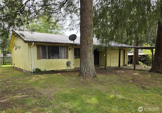 view of front of house featuring metal roof, crawl space, a front lawn, and a carport