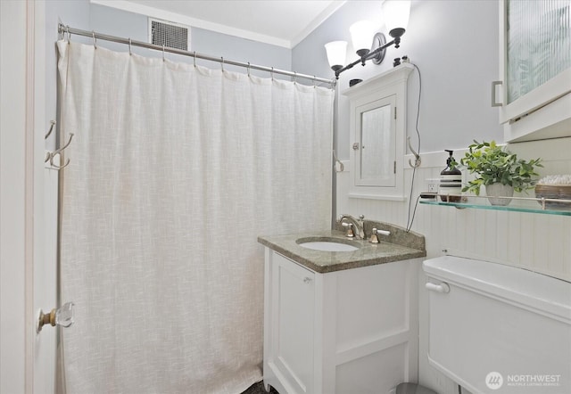 full bath featuring vanity, toilet, and a shower with curtain