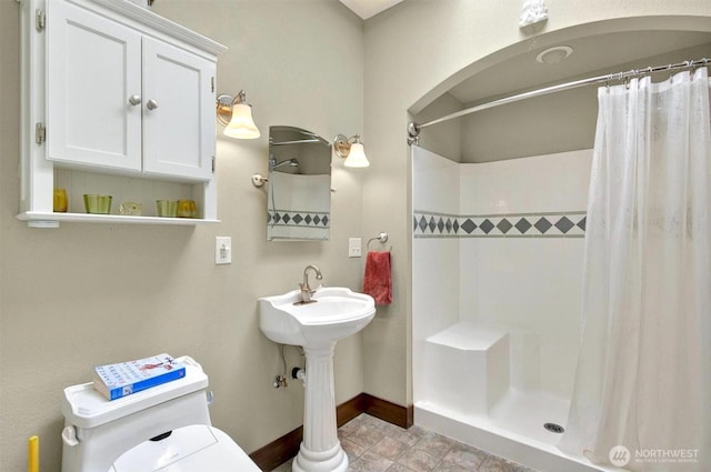 45 N Welcome Slough Rd, Cathlamet, WA 98612 - bathroom featuring baseboards, a shower with curtain, and toilet