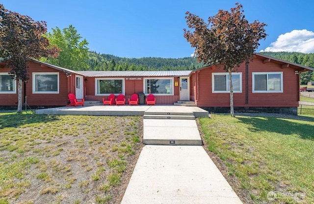 20 Skull Springs Rd, Cle Elum, WA 98922 - single story home featuring a front yard, metal roof, and a view of trees