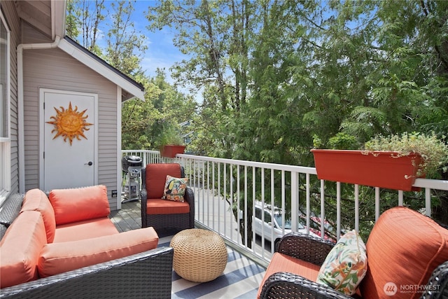 balcony featuring an outdoor hangout area