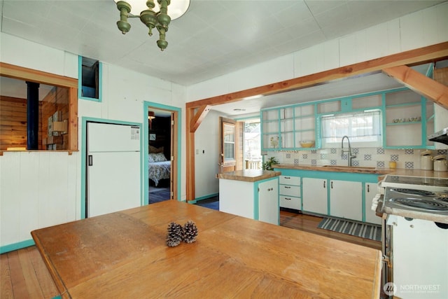531 3rd St, Ronald, WA 98940 - kitchen featuring a sink, range with electric stovetop, freestanding refrigerator, a kitchen island, and a chandelier