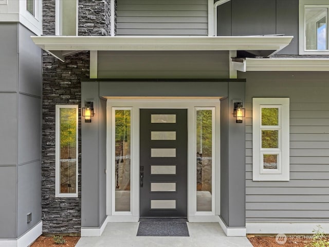 667 17th Ave NW, Issaquah, WA 98027 - doorway to property with stone siding