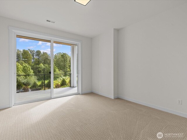 667 17th Ave NW, Issaquah, WA 98027 - empty room featuring light carpet and baseboards