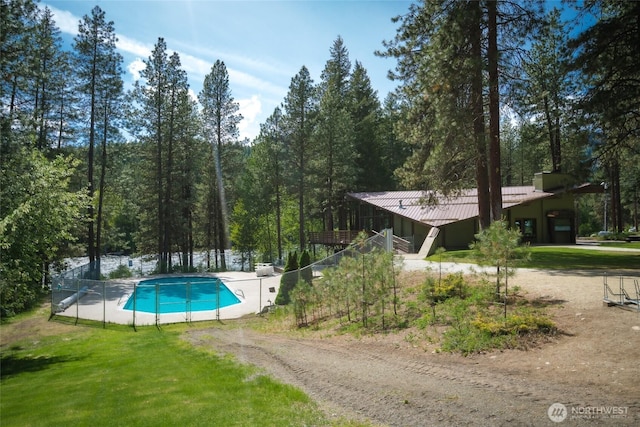 22713 Saddle St, Leavenworth, WA 98826 - view of swimming pool featuring a wooded view