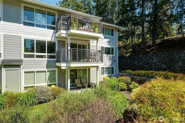 15212 NE 8th St Unit F3, Bellevue, WA 98007 - rear view of property with a balcony